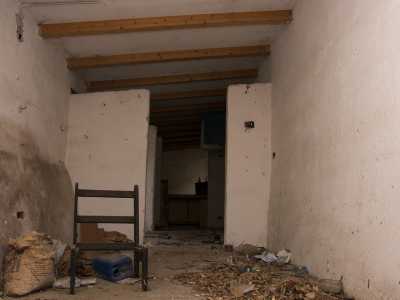Lasciamo la pista da ballo estiva e ci avviamo su un altro vialetto che parte dall'entrata e porta a quella che probabilmente era la casa del custode. Al suo interno � un tappeto di calcinacci, flaconi e bottiglie di plastica